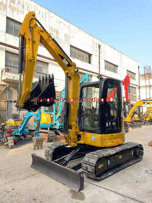 Маленькая машинная мини-экскаватор CAT 304 в хорошем состоянии